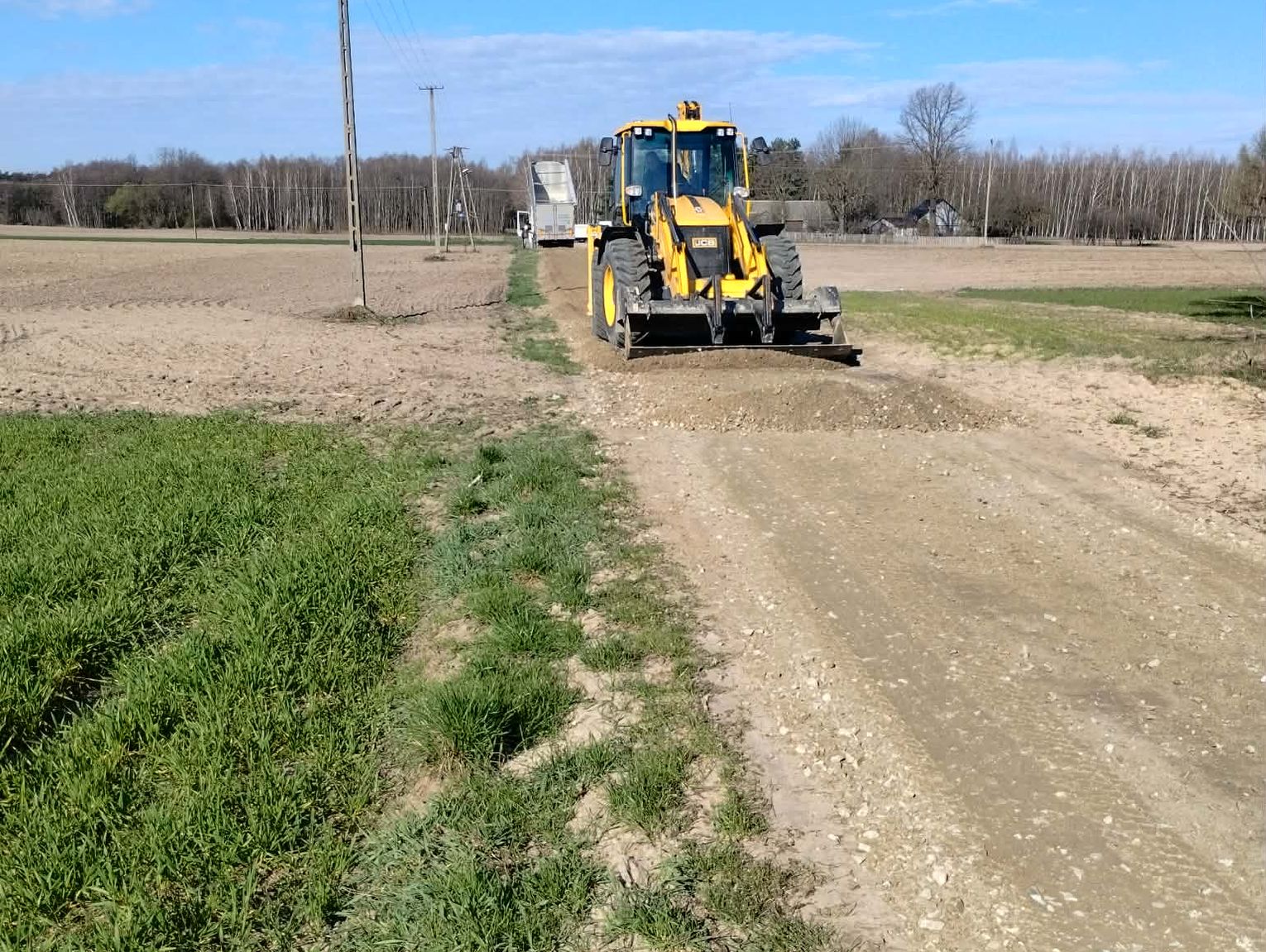 Gm. Żmudź. Nowa jakość dróg. Do sołectw trafiło ponad 1200 ton kruszywa