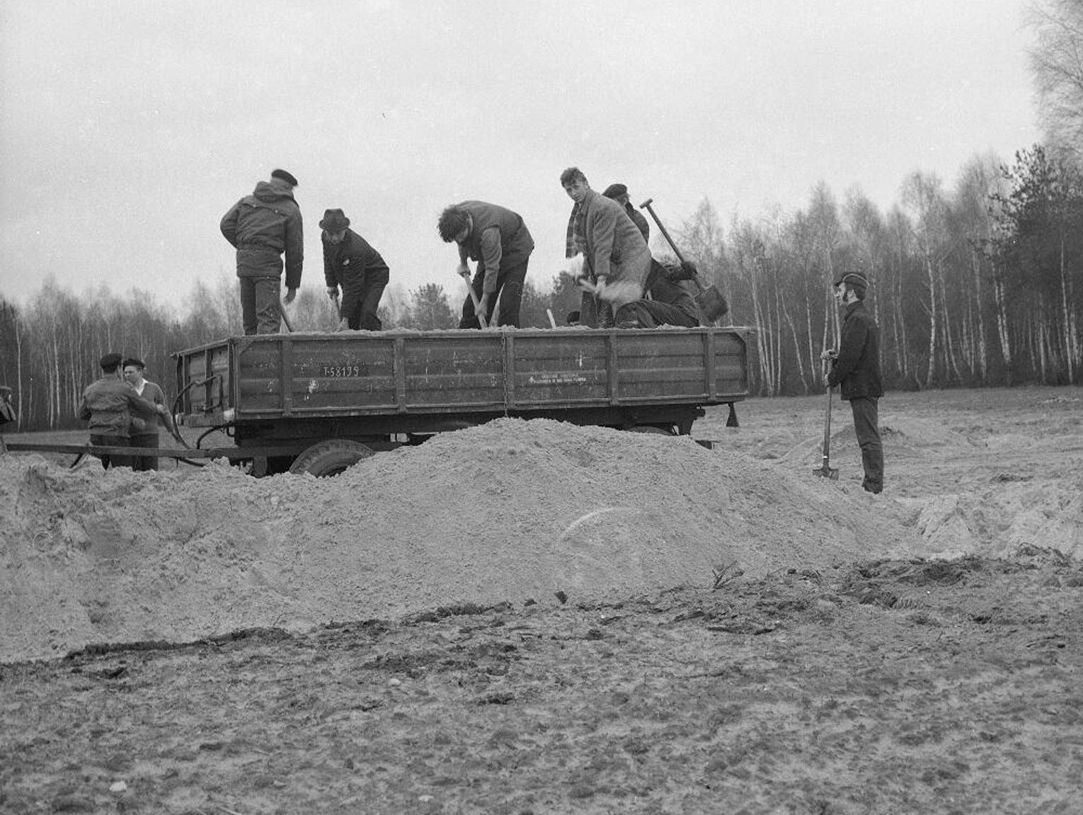 Kroniki miasta. Cementownia w Chełmie, ale cement na chełmskie drogi z Sosnowca. Produkcyjne bolączki z 1970 roku