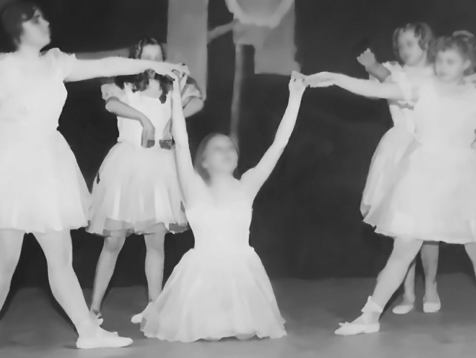 Kroniki miasta. Klub Niedźwiadek jeszcze w lichym lokalu, ale za to w rozkwicie. Chełmski przegląd klubów spółdzielczych