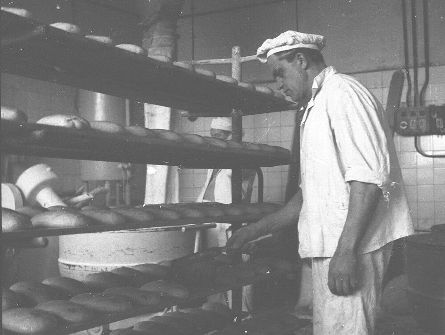 Kroniki miasta. Lato 1970' w Chełmie. Mały wybór pieczywa, sprzedaż ratalna radioodbiorników i zegarków, PDK potrzebuje już remontu.