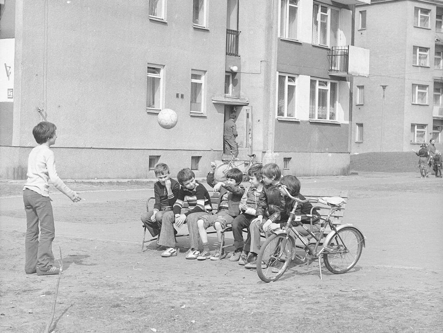 Kroniki miasta. Otwarcie ogródka rowerowego przy SP nr 4 - atrakcja dla najmłodszych w 1971 roku