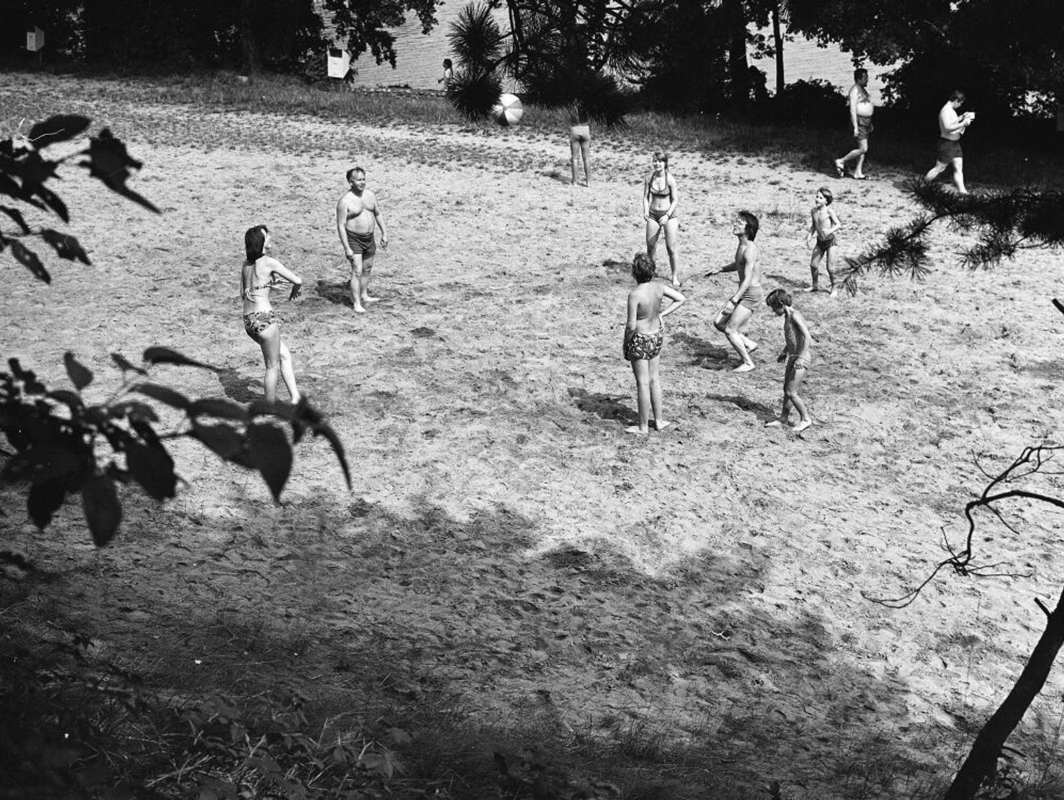 Kroniki miasta. Wakacyjny wypoczynek nad jeziorem Białym. Lato 1970 roku.