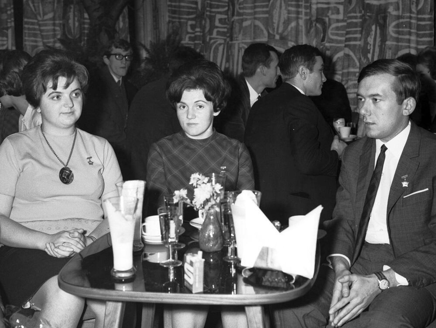 Kroniki miasta. Wieczorek młodzieżowy a'la zakładowe spotkanie integracyjne. WSS w Chełmie skupia swoich pracowników w 1970 roku