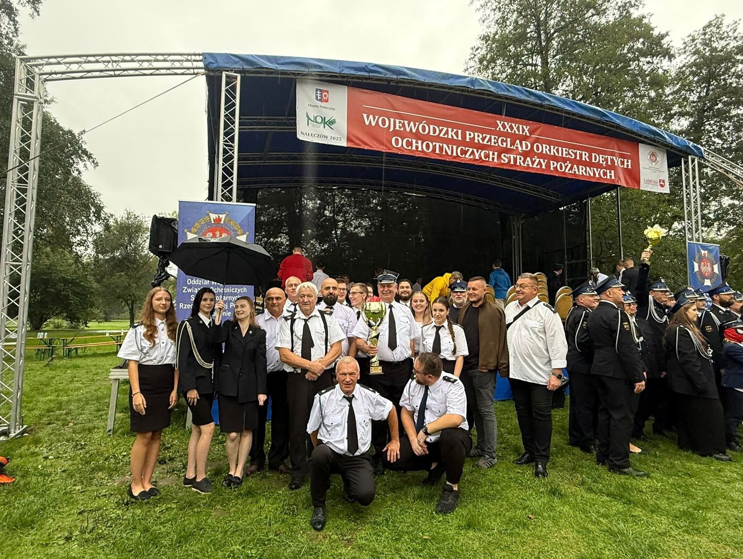 Są skarbem i dumą. Z Nałęczowa muzycy Orkiestry Dętej OSP Rejowiec wrócili z pucharem [FILM]
