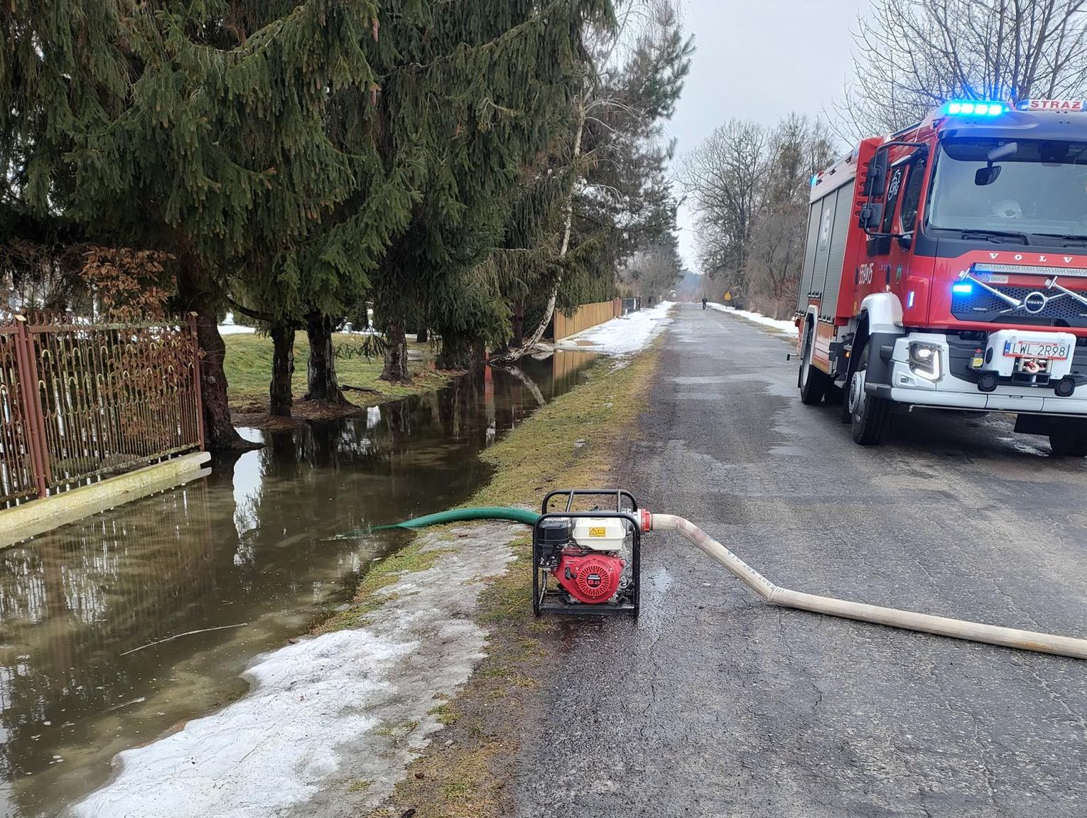 Wiadomości lokalne 24.02.2026 - Ocieplenie i gwałtowne roztopy postawiły w stan gotowości służby ratunkowe