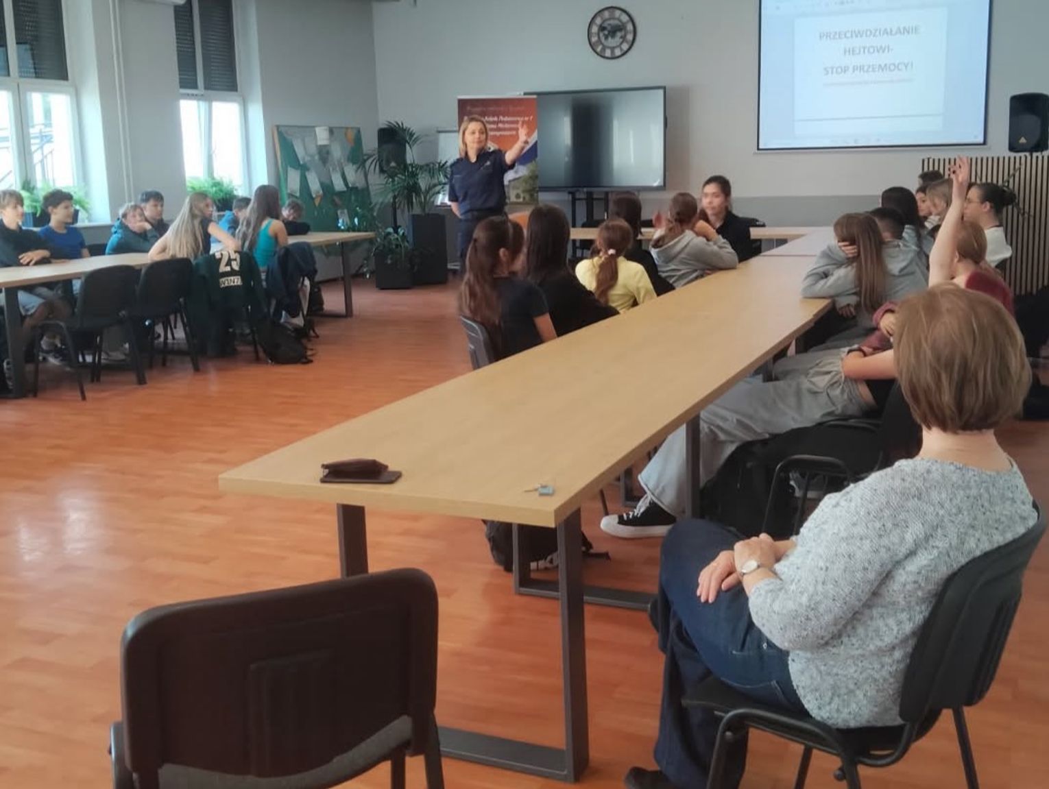Wiadomości lokalne. Bezpieczeństwo w szkołach. Wzmożone patrole i rozmowy z uczniami