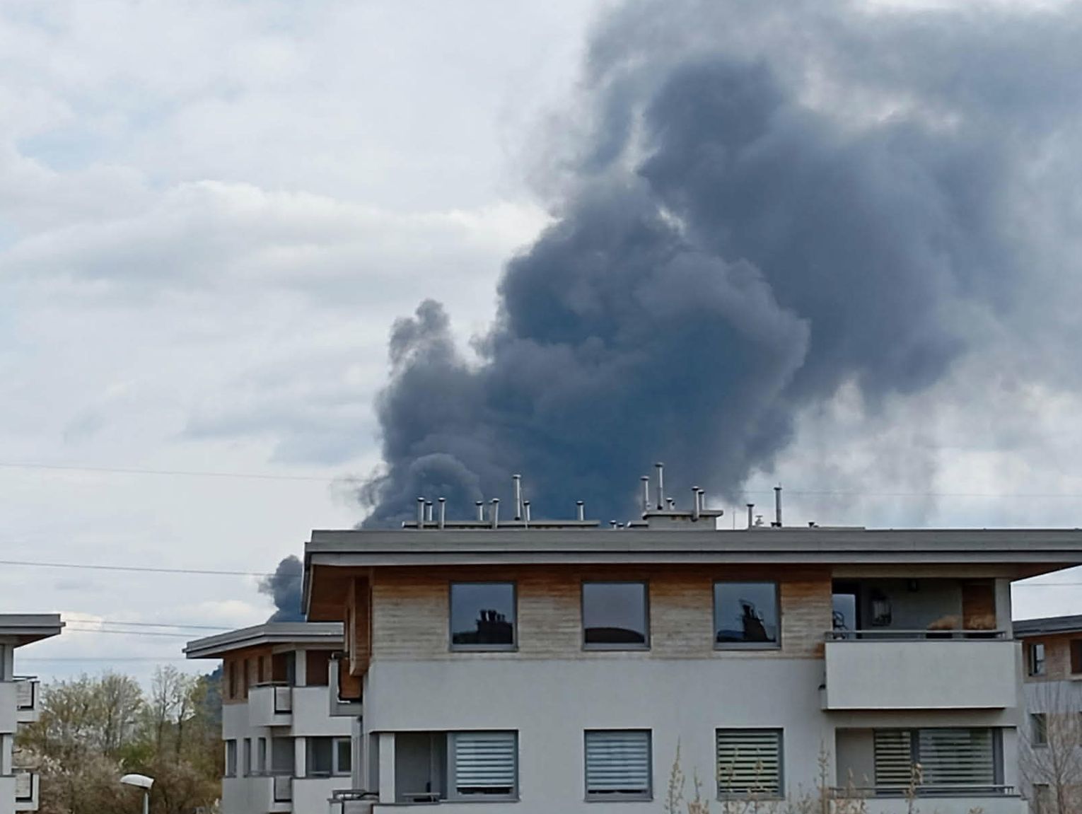 Wiadomości lokalne. Chełm: pożar pod kontrolą. Trwa dogaszanie i monitoring. Mieszkańcy kilku miejscowości proszeni są o unikanie przebywania na zewnątrz
