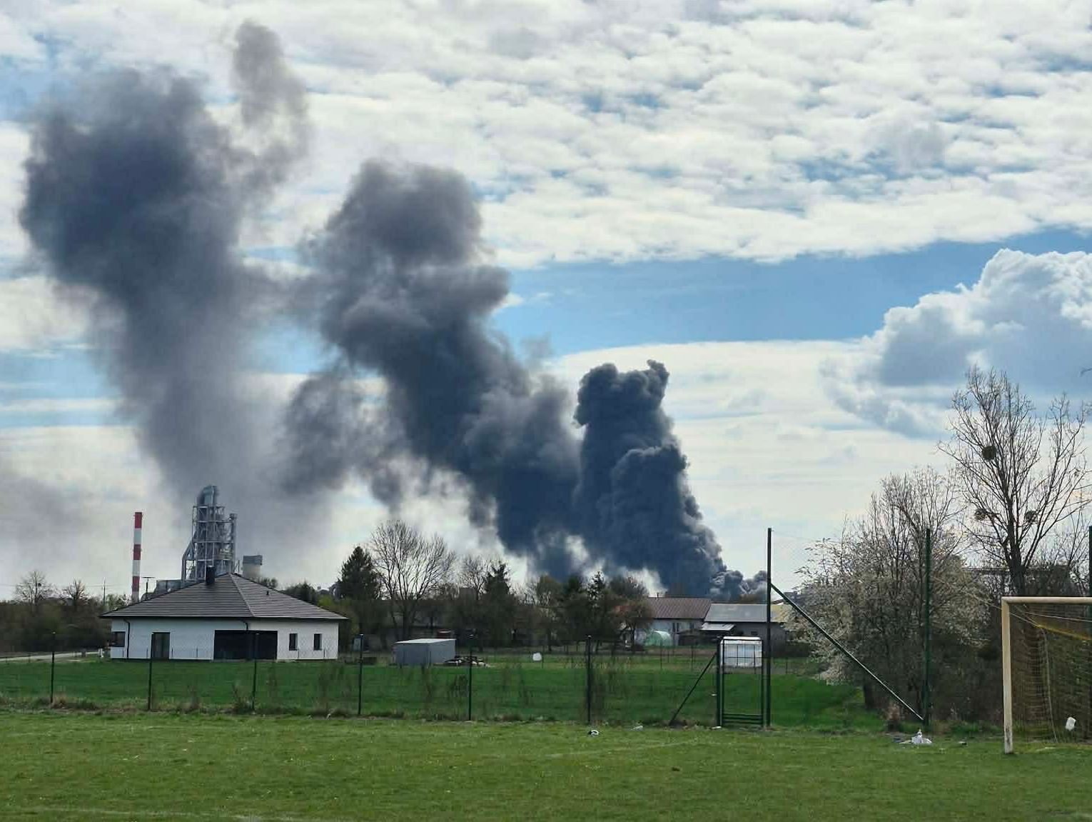 Wiadomości lokalne. Groźny pożar przy ul. Fabrycznej. Na miejscu 10 zastępów straży
