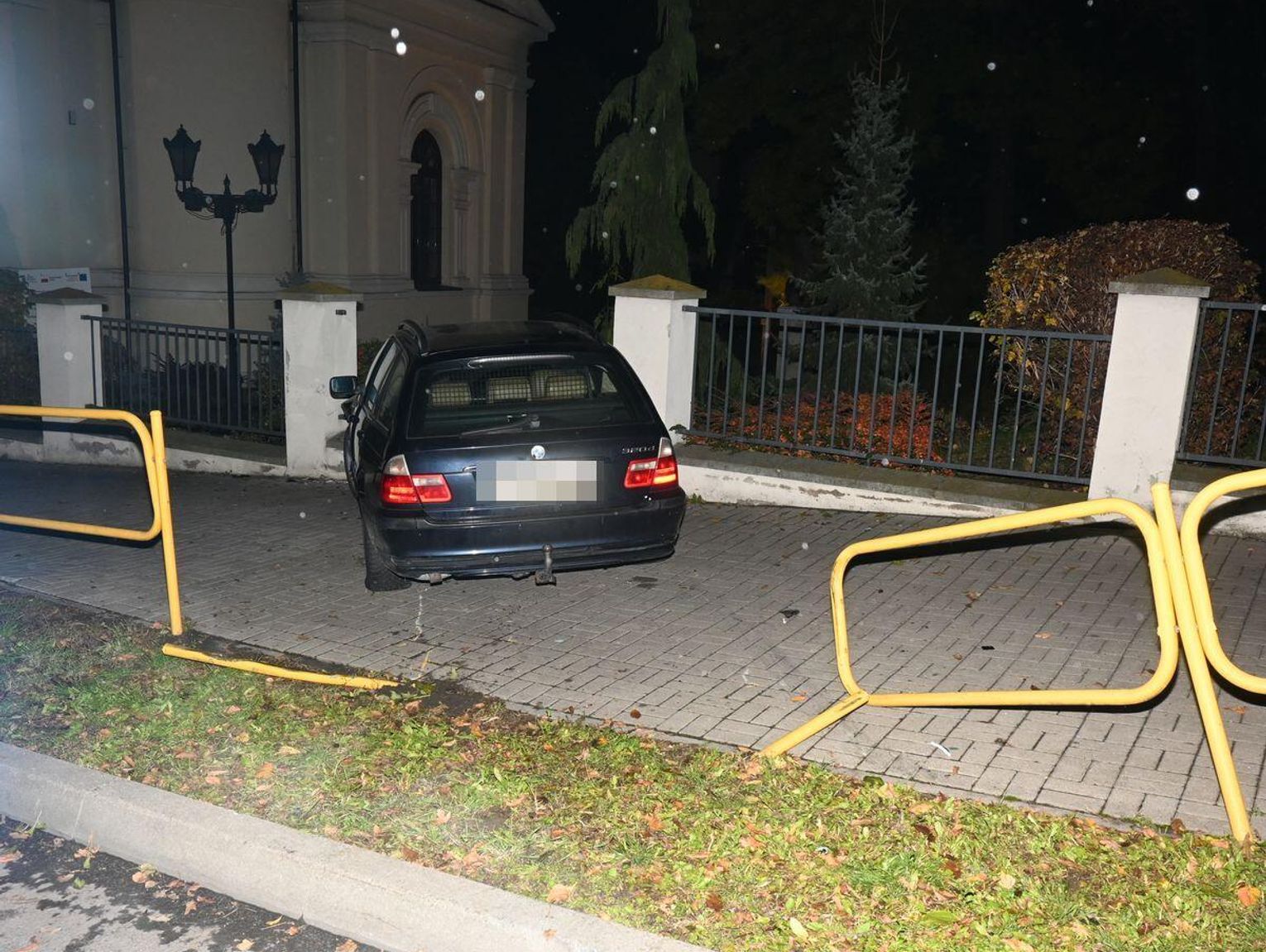 Wiadomości lokalne. Pijany 19-latek wjechał BMW w ogrodzenie cerkwi