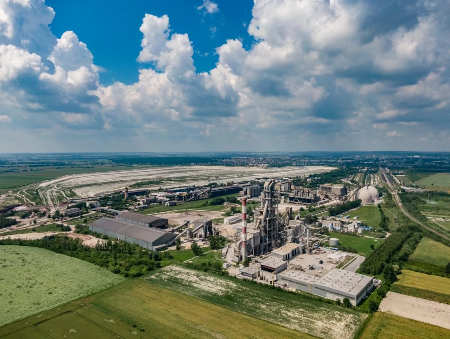 Wiadomości lokalne. Nowy komin przy instalacji Cemex. Jest czas na uwagi