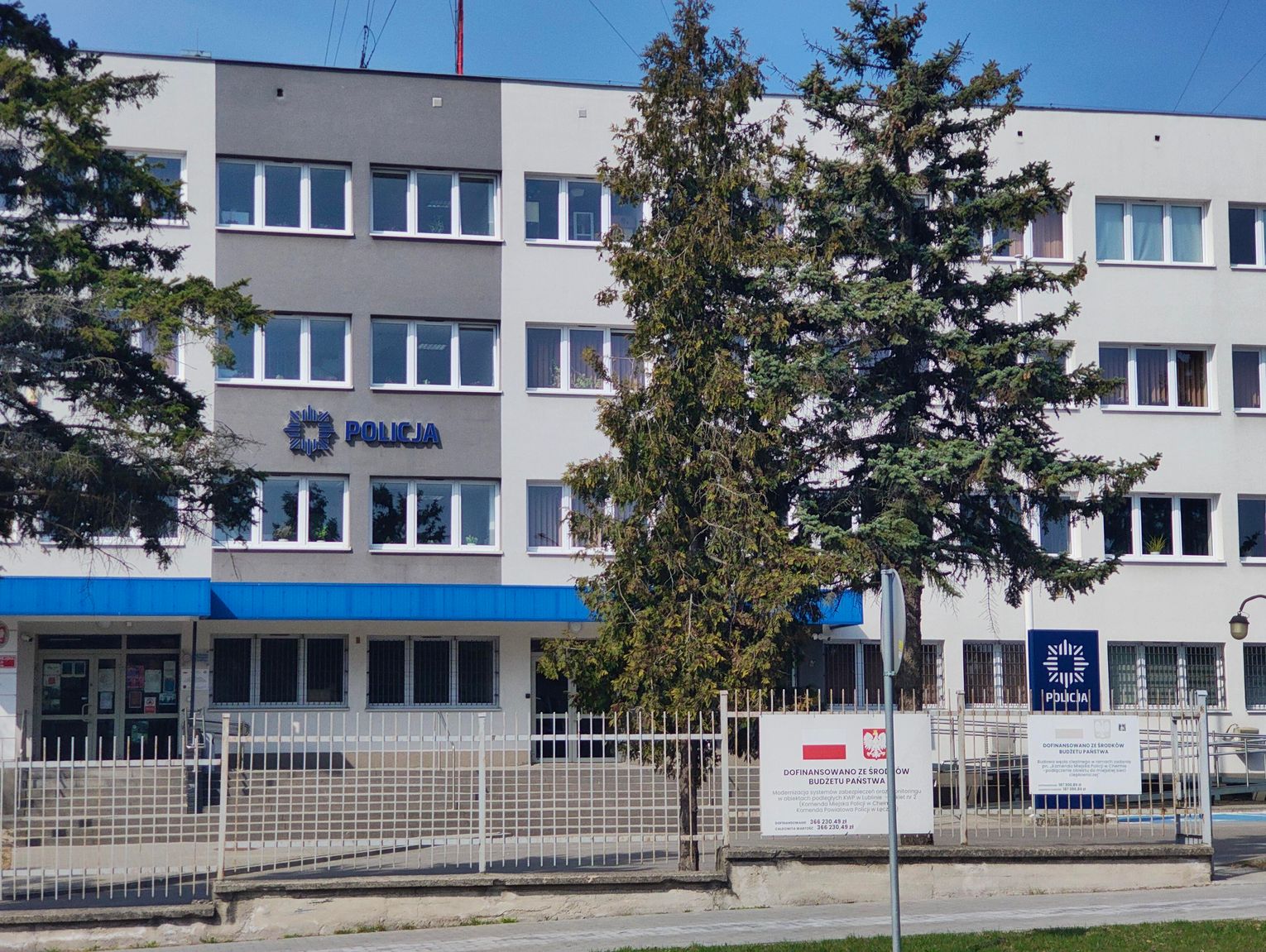 Wiadomości lokalne. Radiowozem w ścianę chełmskiej komendy. Policjant był pod wpływem alkoholu