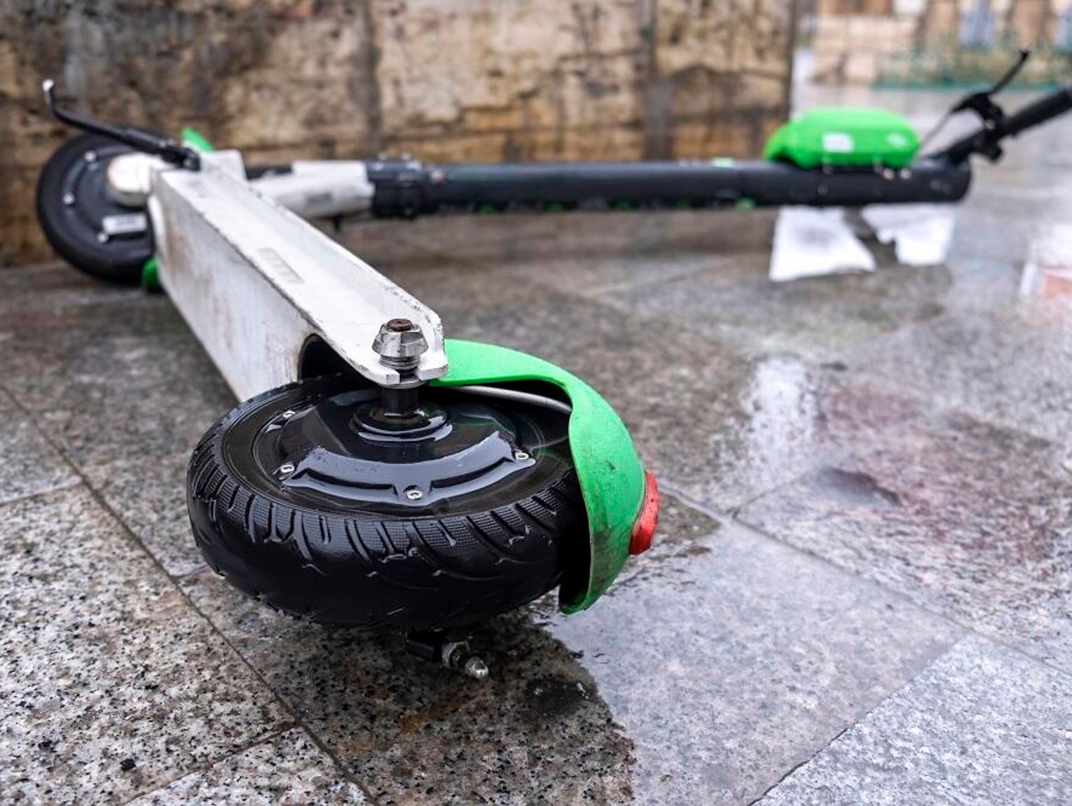 Wiadomości lokalne. Skok liczby wypadków na hulajnogach elektrycznych. Od czerwca obowiązek jazdy w kasku dla dzieci