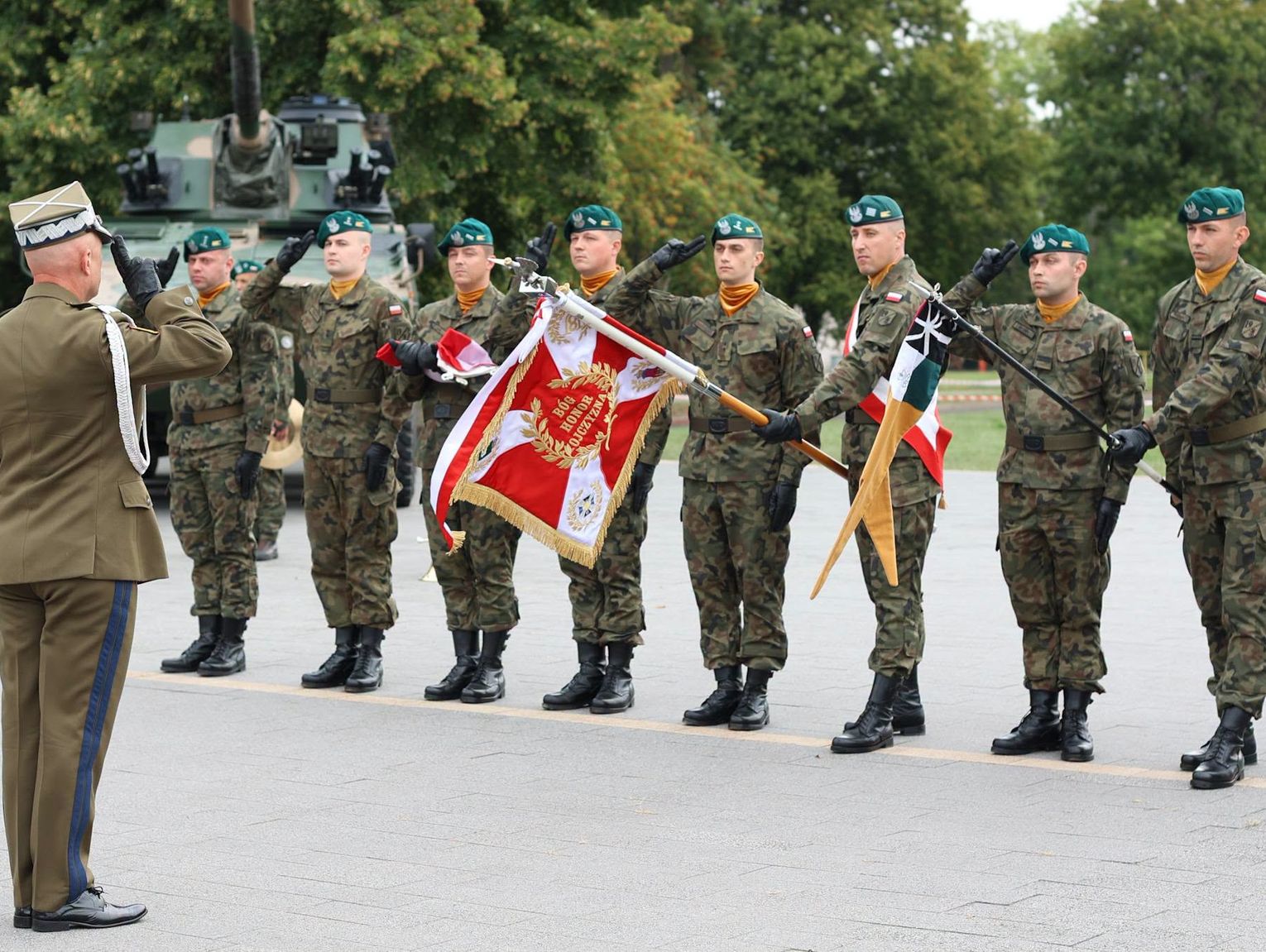 Wiadomości lokalne. Święto 19. Chełmskiego Batalionu Zmechanizowanego - awanse, defilada i wojskowy sprzęt
