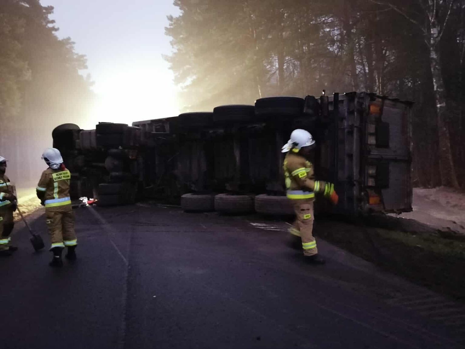 Wiadomości lokalne. Uważajcie na drogach. Wczoraj ucierpiał rowerzysta i kierująca, dziś na DW 812 przewróciła się ciężarówka