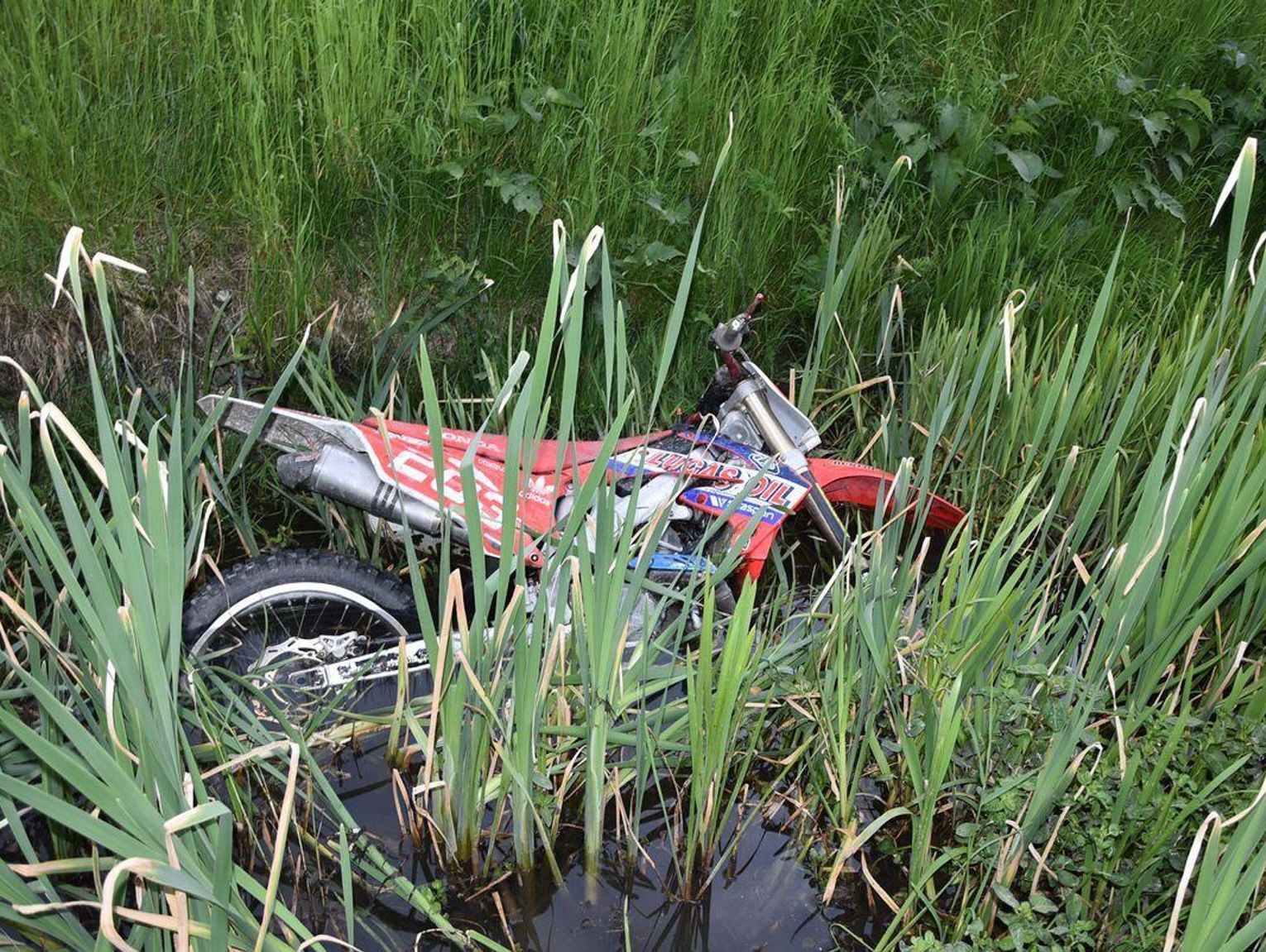Wiadomości lokalne. Wypadek w pobliżu zbiornika wodnego. Interweniowały służby