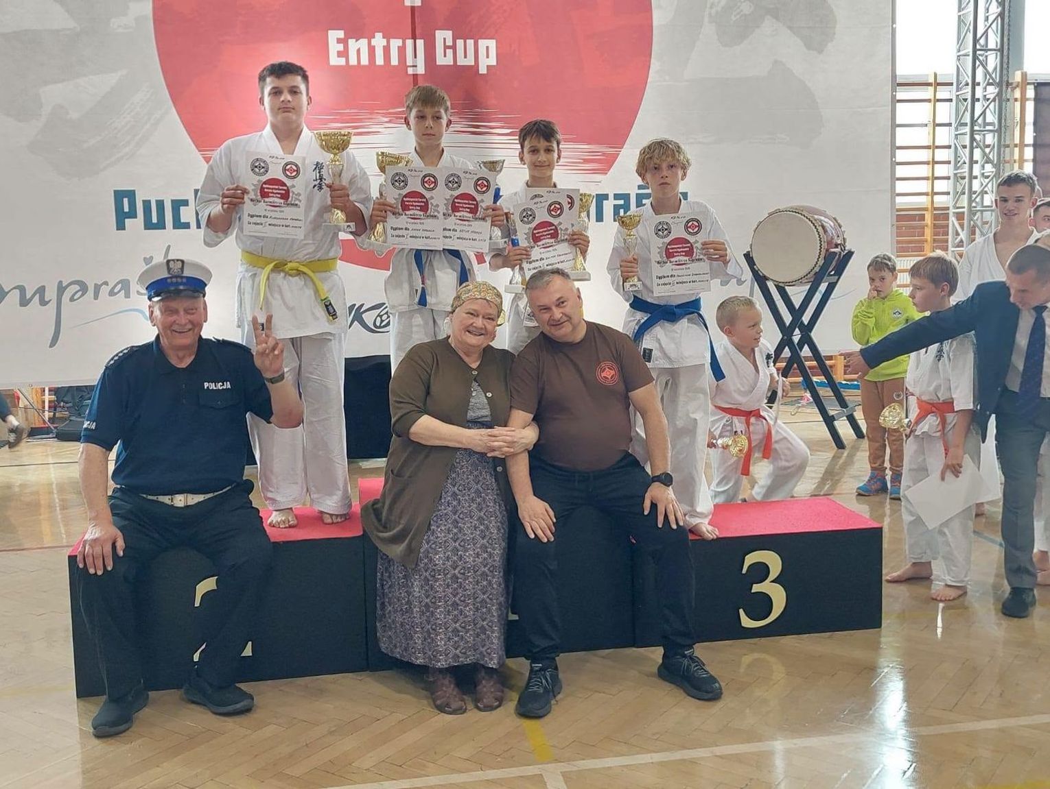 Wiadomości sportowe - medalowy początek sezonu karateków Satori
