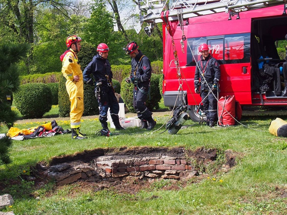 Archeolodzy,  przy pomocy strażaków, badali studnię w tzw. Ogrodzie Różańcowym na Górce
