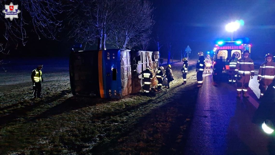 Autokar wjechał do rowu