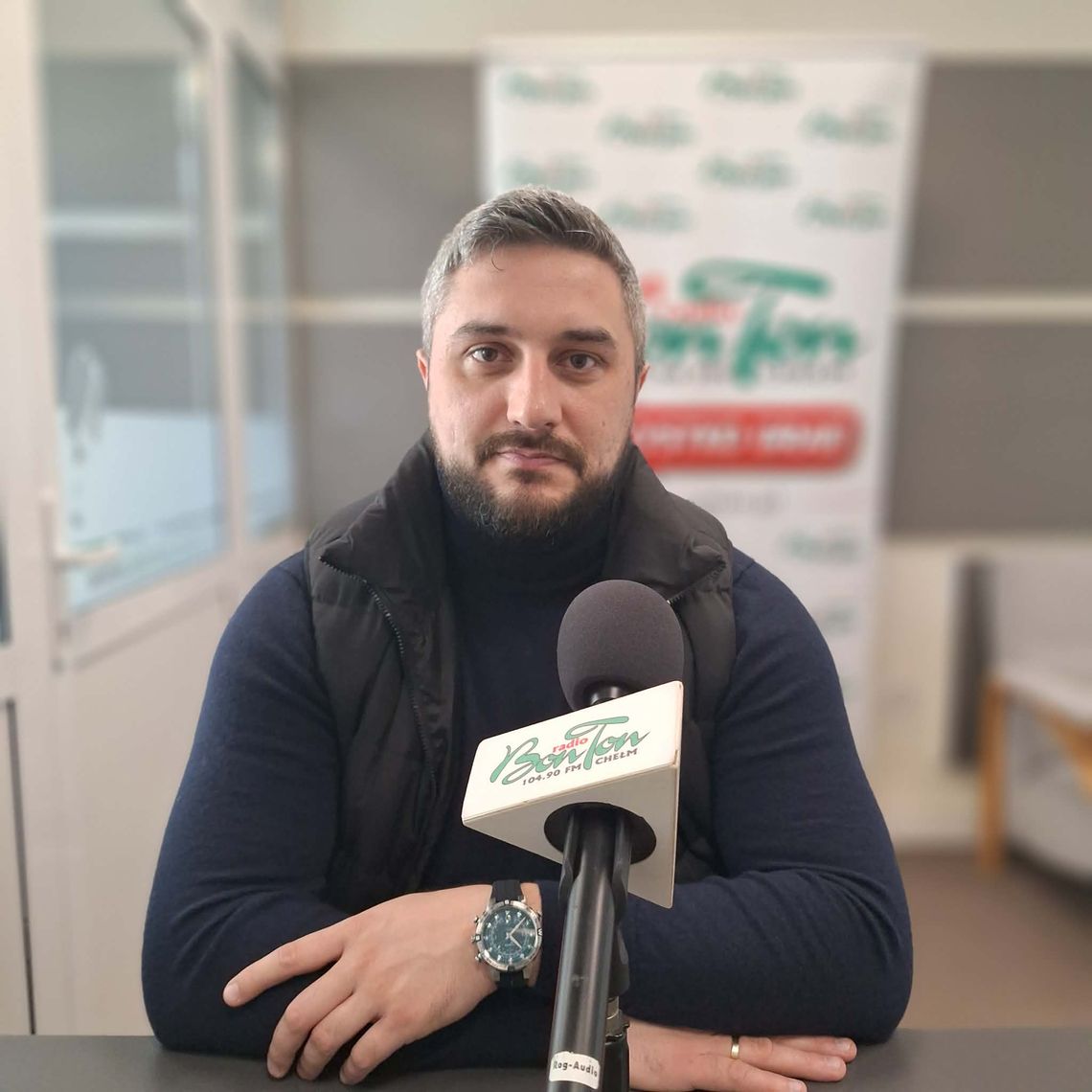 Bezdomne zwierzęta w Chełmie – co dalej ze schroniskiem? Rozmowa z radnym Łukaszem Krzywickim