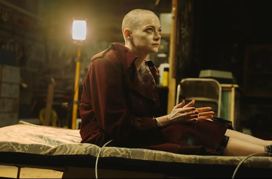 BLIŻEJ KULTURY (odc. 311) - Film „Bugonia” w specjalnej projekcji DKF "Rewers" Fotos z filmu "Bugonia" (2025), reż. Yórgos Lánthimos, dystrybucja United International Pictures Sp z o.o.