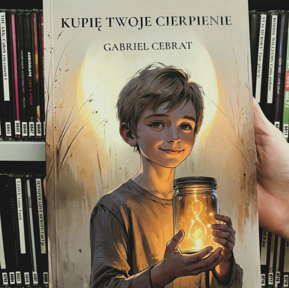 Gabriel Cebrat to postać łącząca różne światy: jest leśnikiem, studiuje psychologię, a w swojej twórczości koncentruje się na przenikaniu się natury, człowieka i słów.