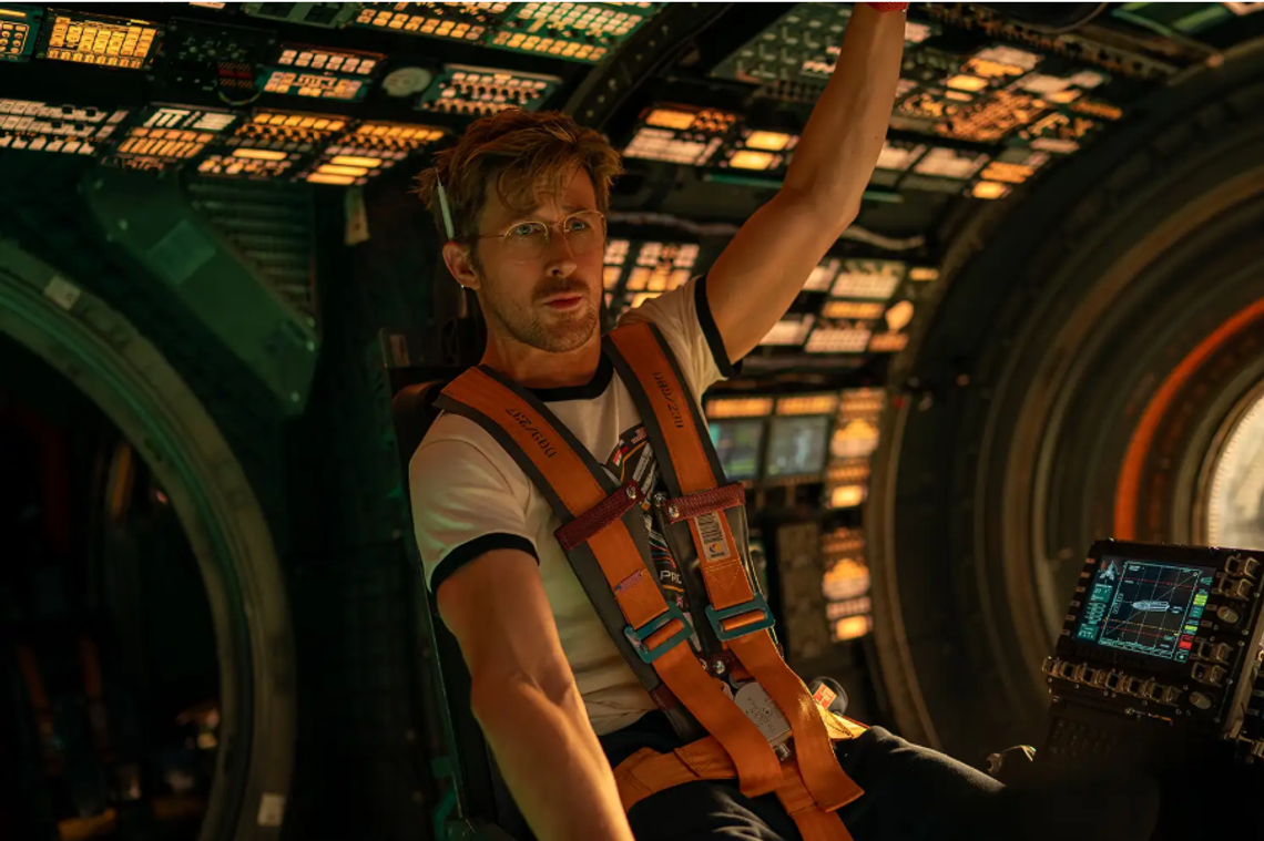 Fotos z filmu "Projekt Hail Mary" w reżyserii duetu Phil'a Lord'a i Christopher'a Miller'a, dystr.  United International Pictures.