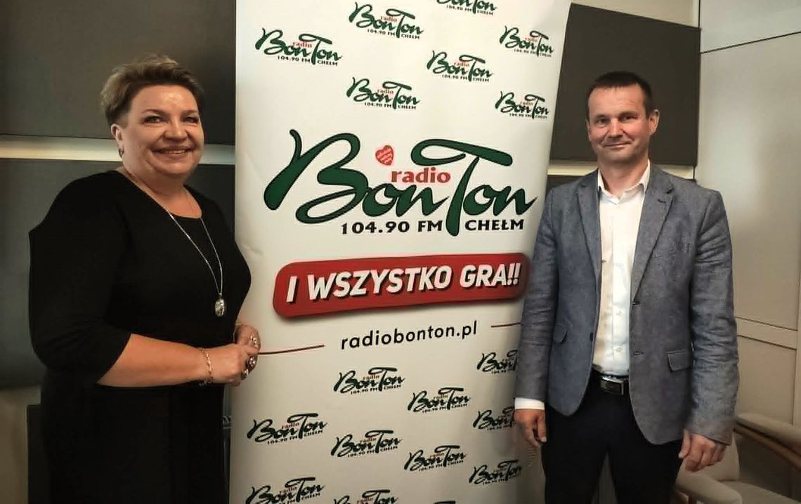 BLIŻEJ KULTURY (odc. 412) - „Tobie Ziemio Śpiewam” Na zdjęciu Halina Mysakowska, nauczyciel Zespołu Szkolno-Przedszkolnego w Dorohusk oraz Jarosław Wójcicki, dyrektor Zespołu Szkolno-Przedszkolnego w Dorohusk