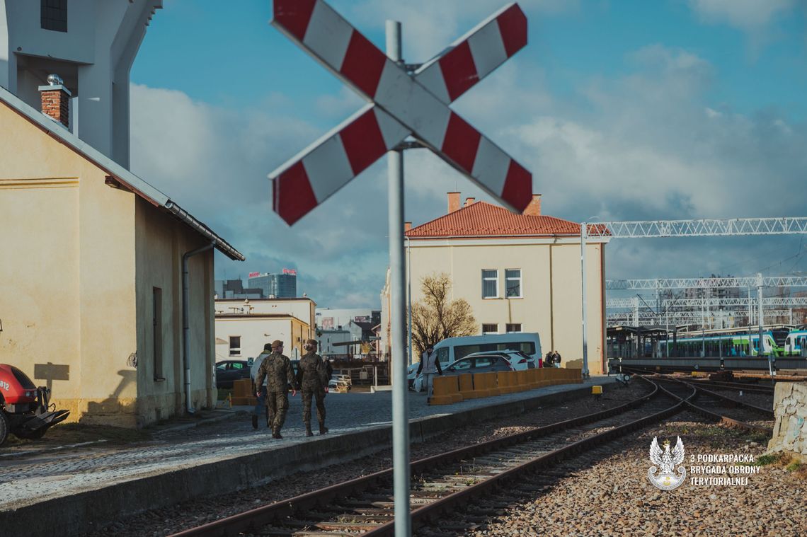 Na zdjęciu kontrole żołnierzy WOT na terenach kolejowych