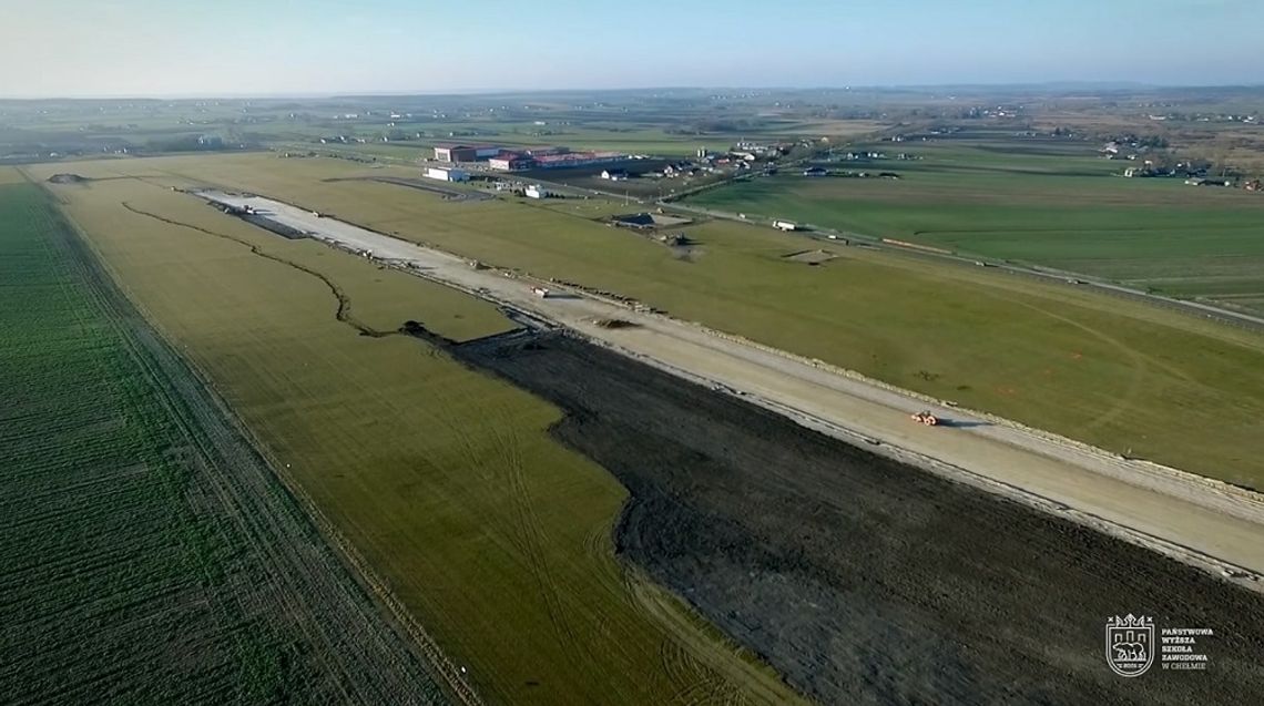 Chełm: Budowa betonowego pasa startowego na lotnisku PWSZ nie zwalnia tempa