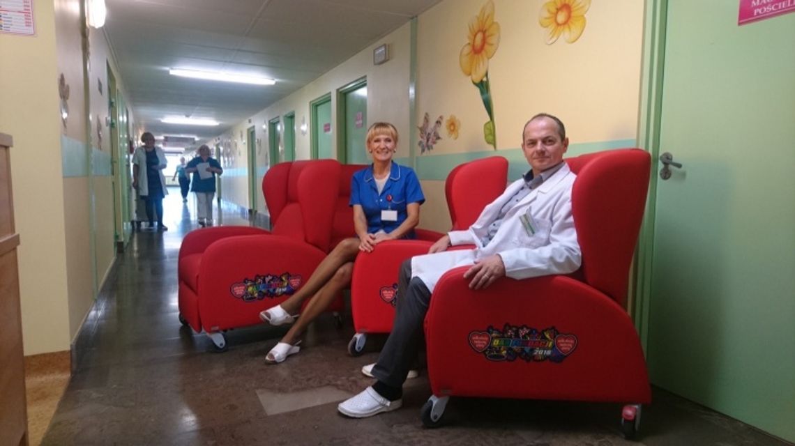 Chełm: Do szpitala trafiły leżanki i rozkładane fotele dla rodziców od WOŚP
