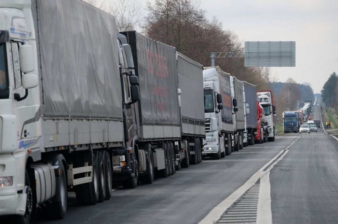 Chełm: Kolejka samochodów ciężarowych do granicy sięga już Janowa