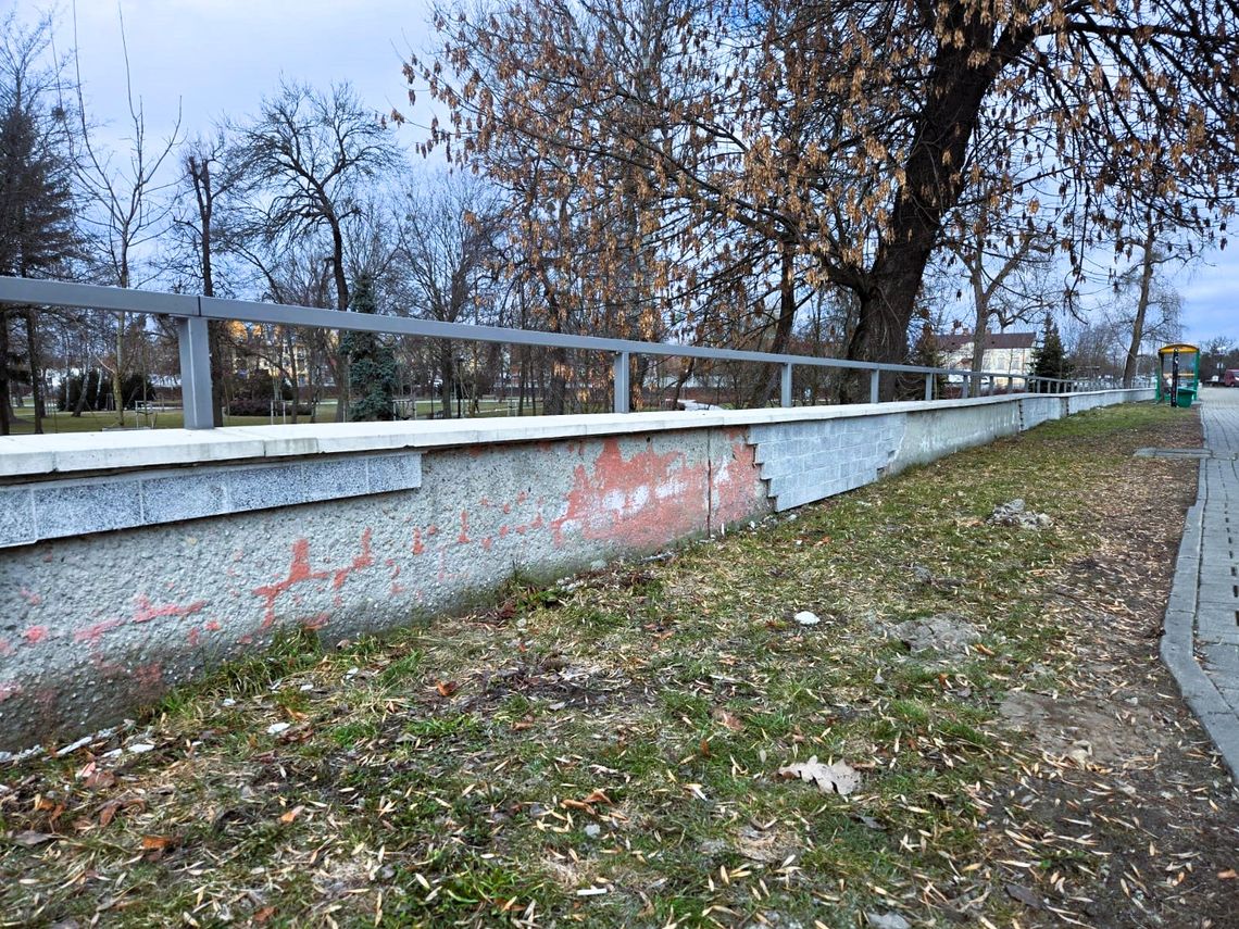 Chełm. Murek się posypał. Miasto zgłosiło usterkę wykonawcy
