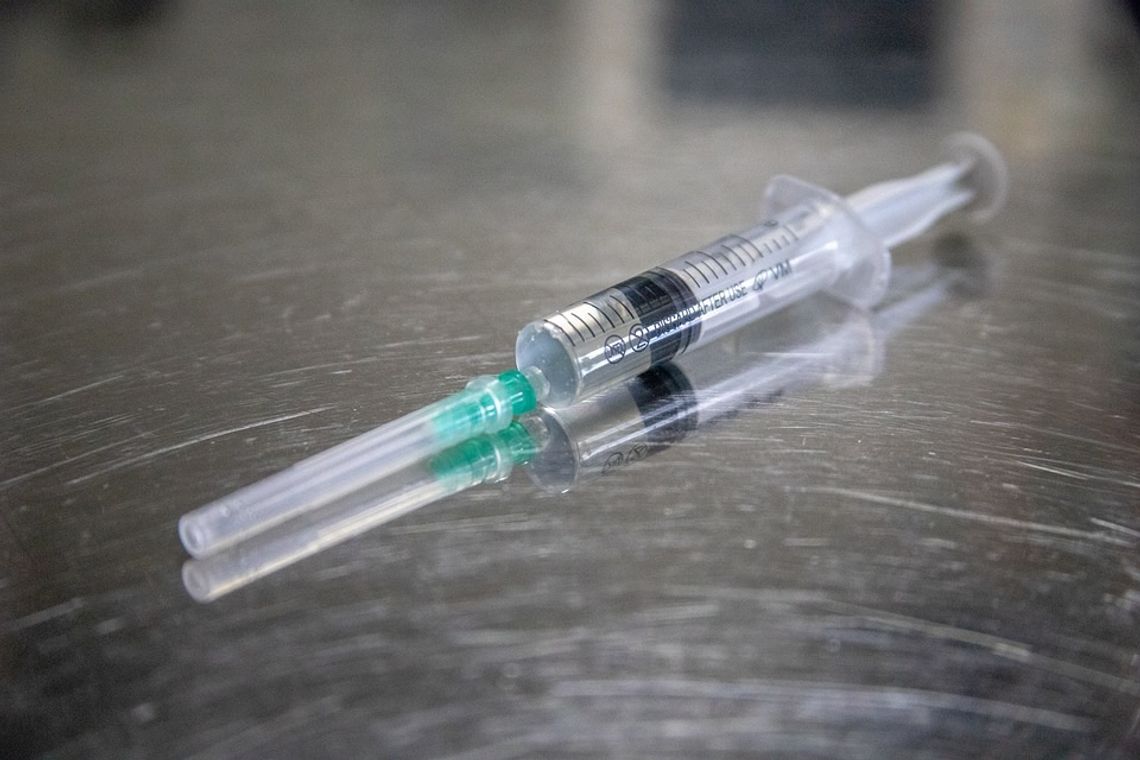 Chełm: Personel szpitala szczepi się przeciwko koronawirusowi