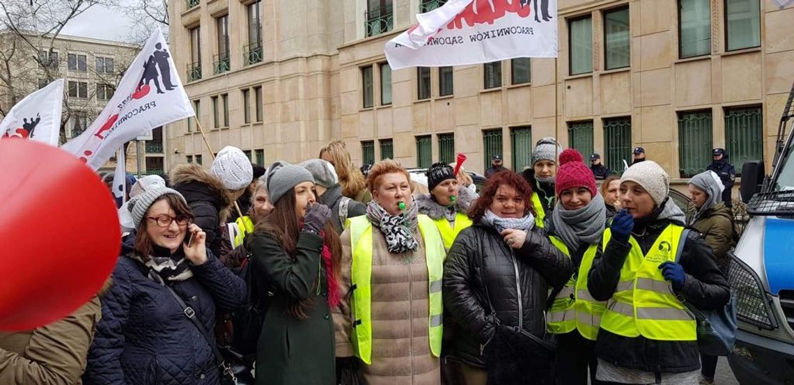 Chełm: Pracownicy sądów protestowali w Warszawie