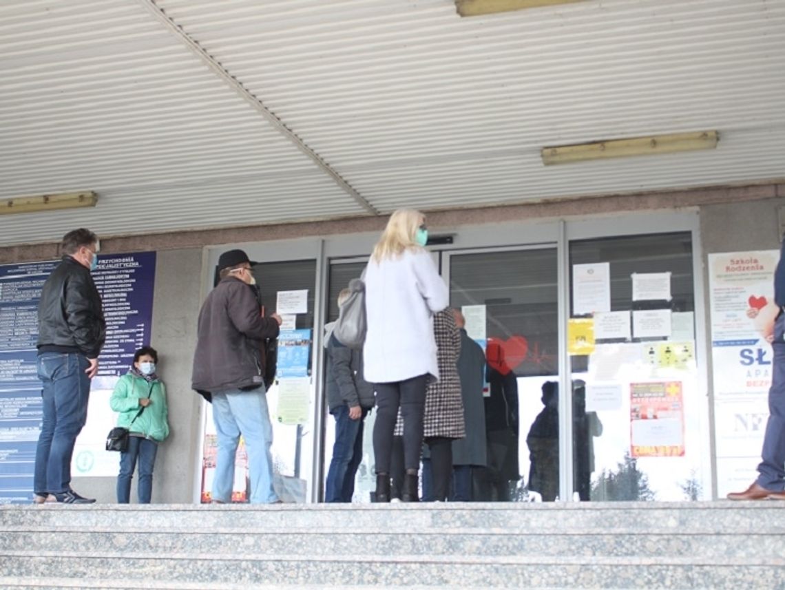 Chełm: Szczepionkowy chaos - kolejki przed szpitalem