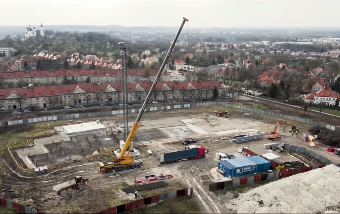 Chełm: Trwają prace na lotnisku w Depułtyczach Królewskich i na placu budowy przy ul. Batorego [VIDEO]