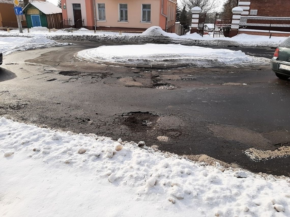 Chełm: Urząd Miasta zamówił 75 ton asfaltu do łatania dziur. Czy to wystarczy?