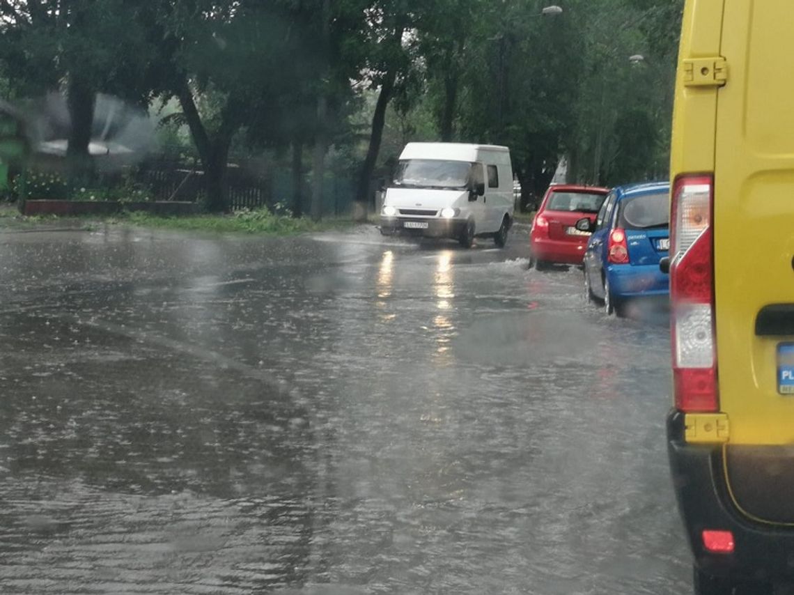 Chełm: Walka ze skutkami nawałnicy - woda zalała ulice i domy