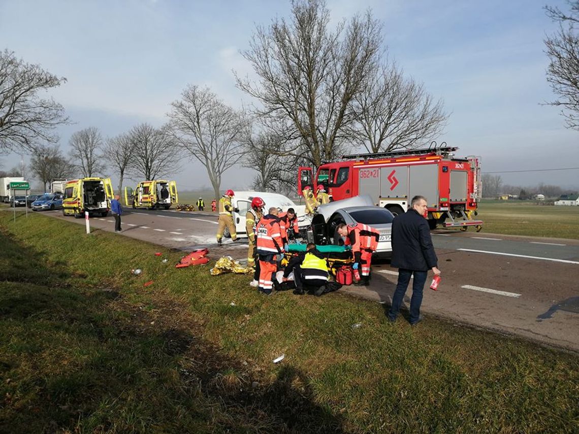 Chełm: Wypadek na trasie Chełm-Lublin. Czołowe zderzenie pojazdów, dwie osoby ranne
