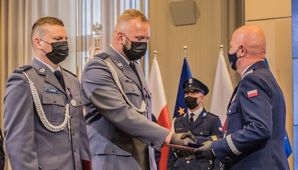 Chełmscy policjanci uhonorowani specjalnymi odznakami jako jedni z pierwszych w Polsce
