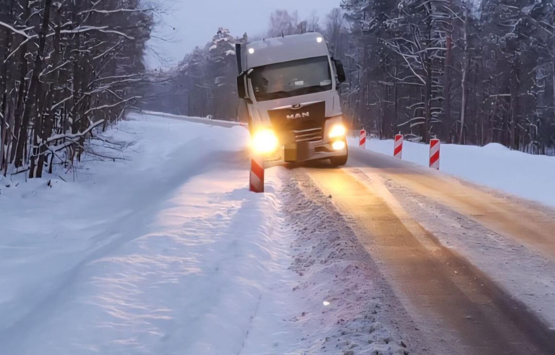 Ciężarówka zablokowała przejazd. Utrudnienia na drodze do Włodawy. Policja wyznaczyła objazdy