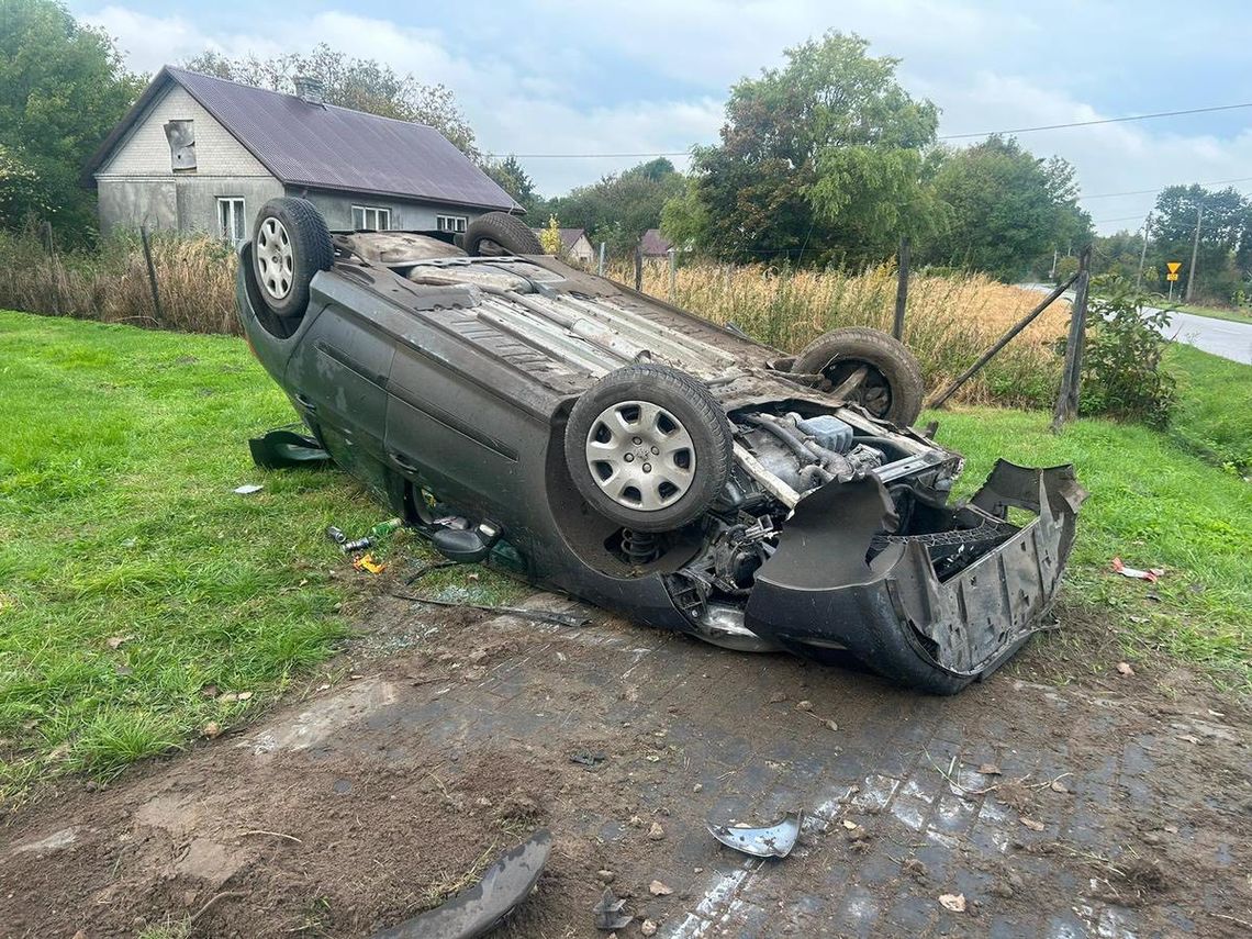 Dachowanie w Orłowie Drewnianym. Kierowca chciał uniknąć zderzenia z jeleniem Dachowanie w Orłowie Drewnianym. Kierowca chciał uniknąć zderzenia z jeleniem