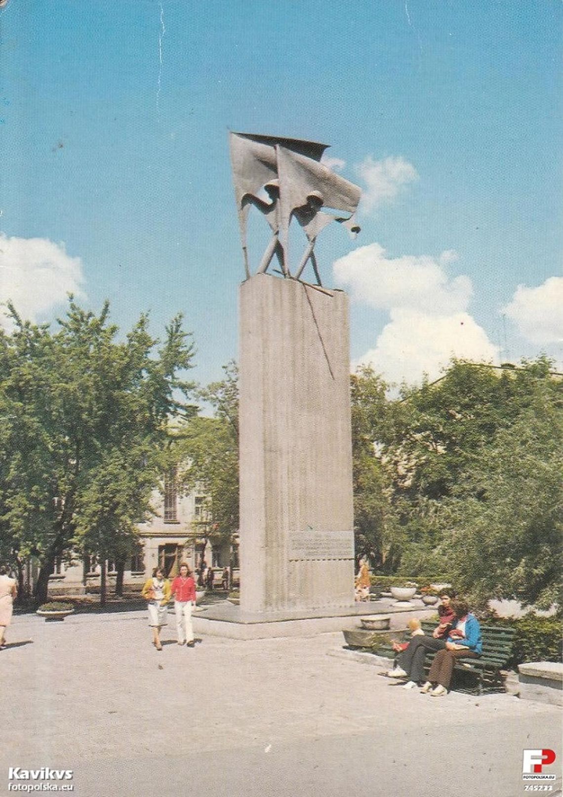 Dawny pomnik braterstwa z Placu Gdańskiego czeka dekomunizacja.