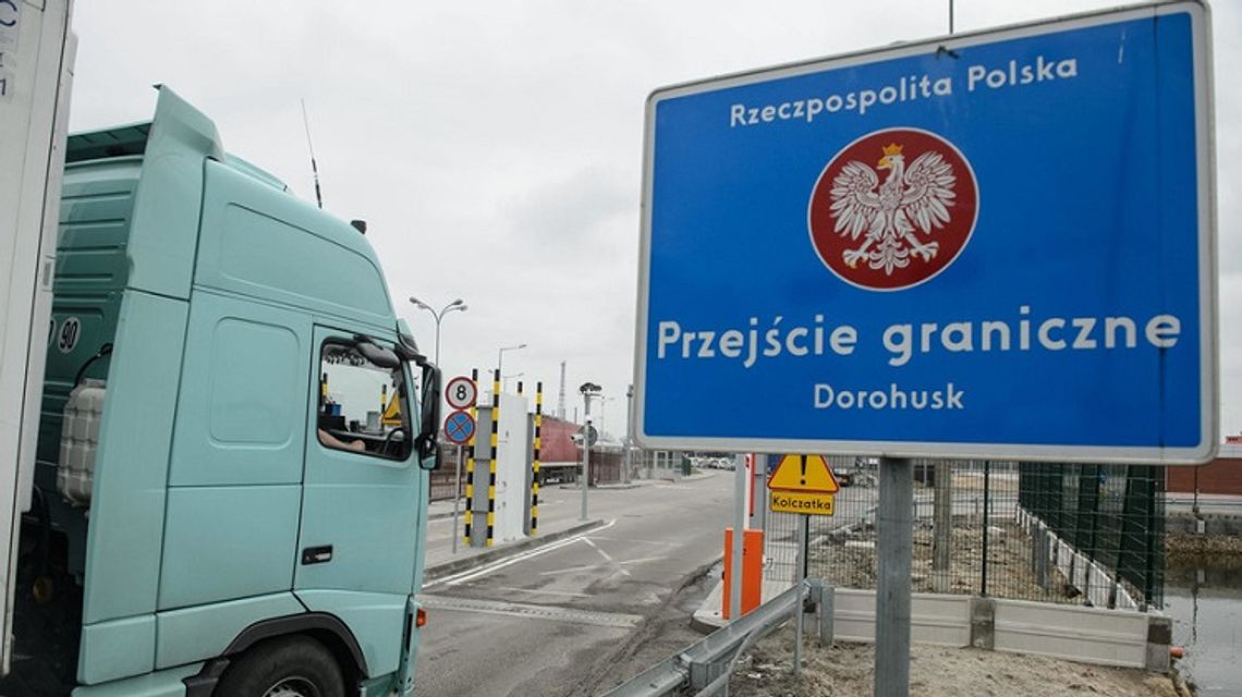 Dorohusk: Długie kolejki na przejściu granicznym