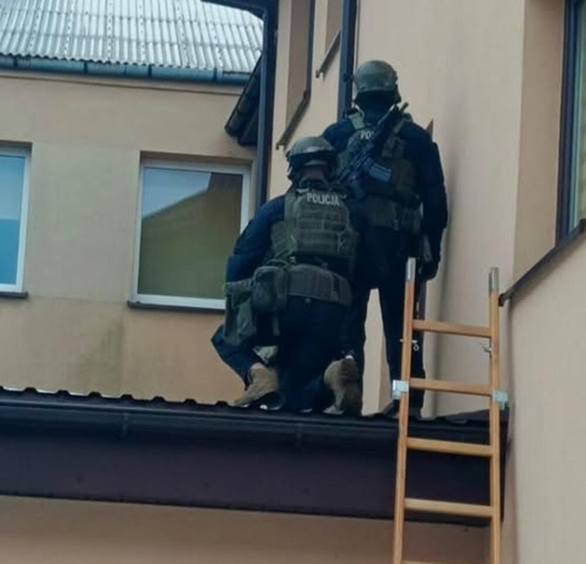 Dramatyczne chwile we Włodawie. 35-latek zabarykadował się w mieszkaniu