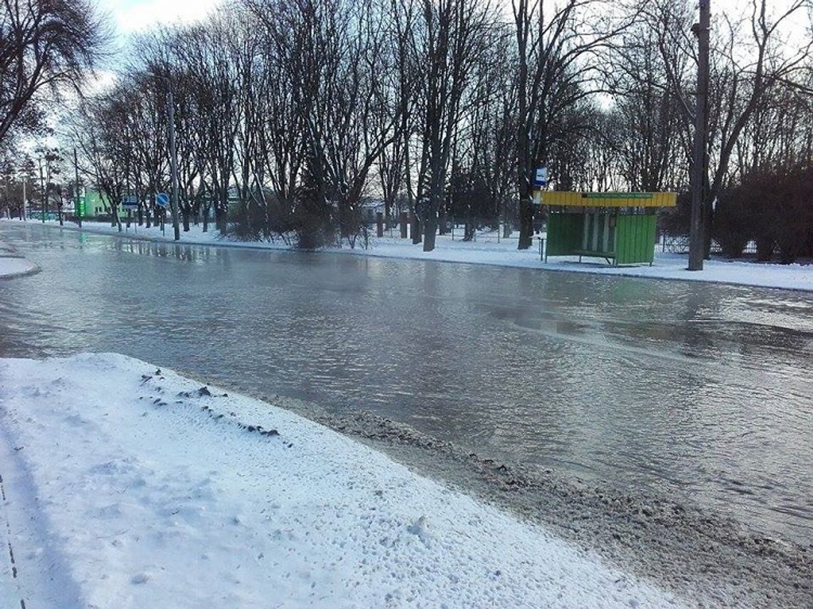 Duży mróz przyczyną awarii wodociągu na ulicy Kolejowej w Chełmie
