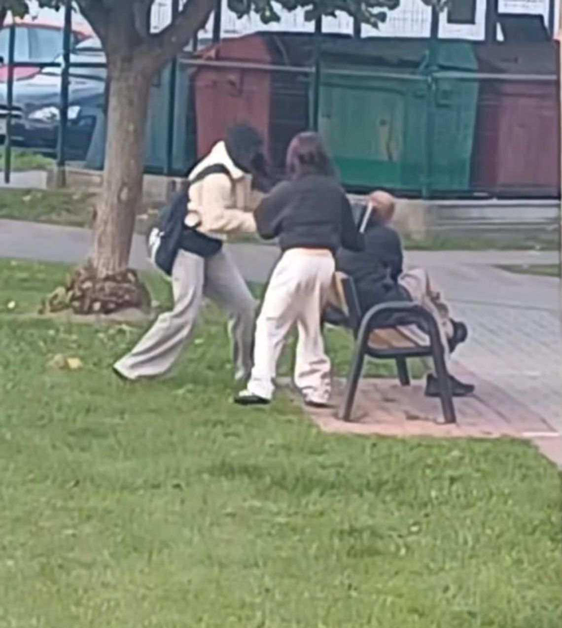 Film, który wstrząsnął Krasnymstawem. Nastolatki uderzają mężczyznę w głowę