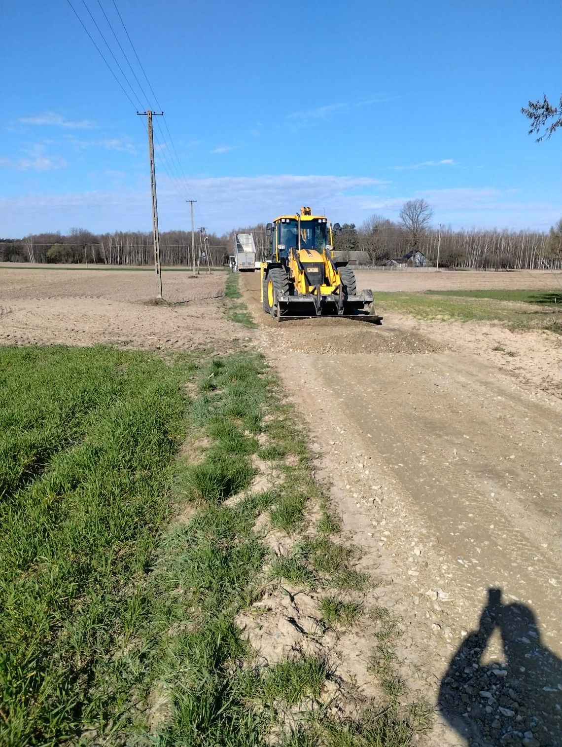 Gm. Żmudź. Nowa jakość dróg. Do sołectw trafiło ponad 1200 ton kruszywa