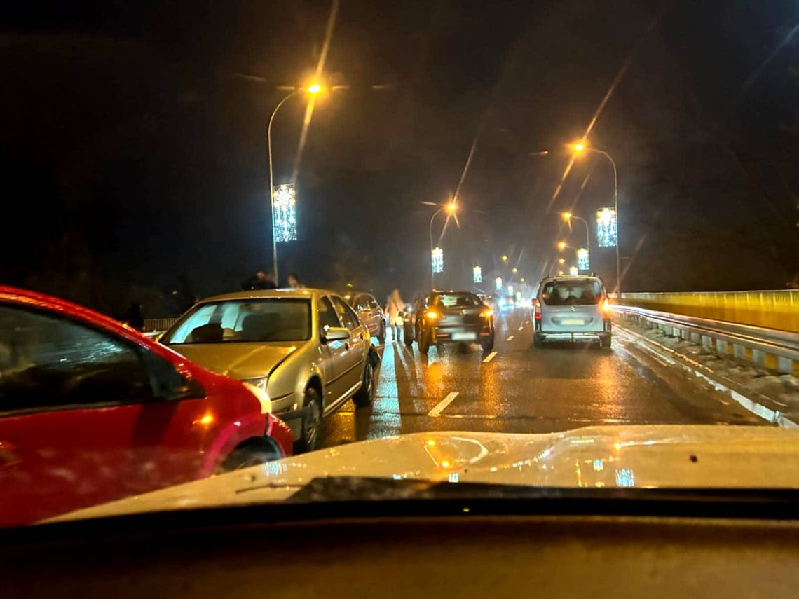 Karambol na wiadukcie w Chełmie. Pięć aut zderzyło się przez brak odstępu [ZDJĘCIA]