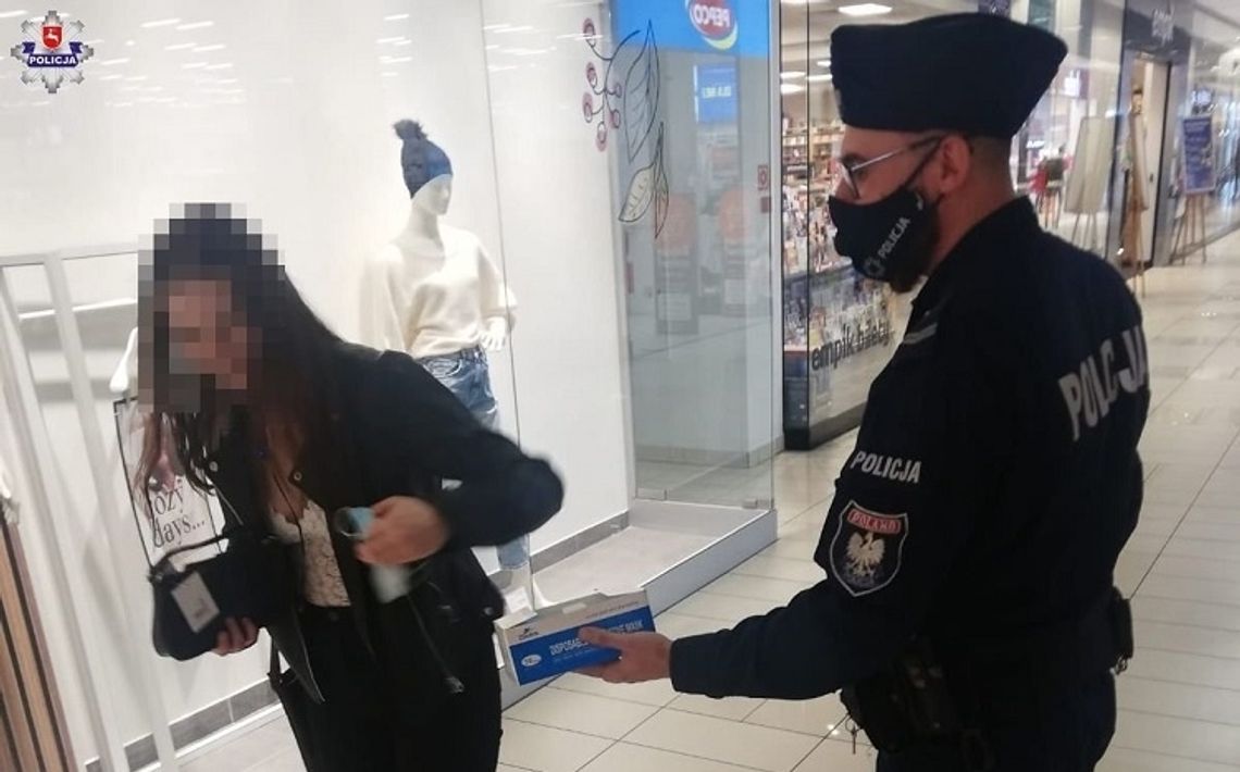 Kontrole w sklepach - policjanci upominają, karzą i rozdają maseczki
